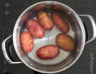 Окрошка на квасе с колбасой, отварите картофель